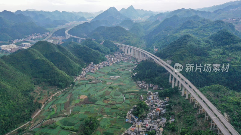 贵州山区高速公路穿行山间乡村