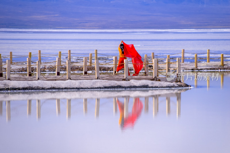 女子于盐湖栈道舞动红纱
