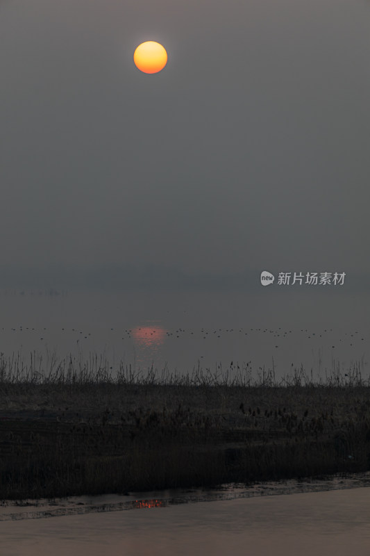 山东济宁邹城孟子湖湖面日落景观