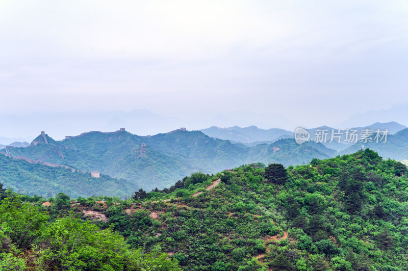 中国夏季金山岭长城阴天下雨云雾风光