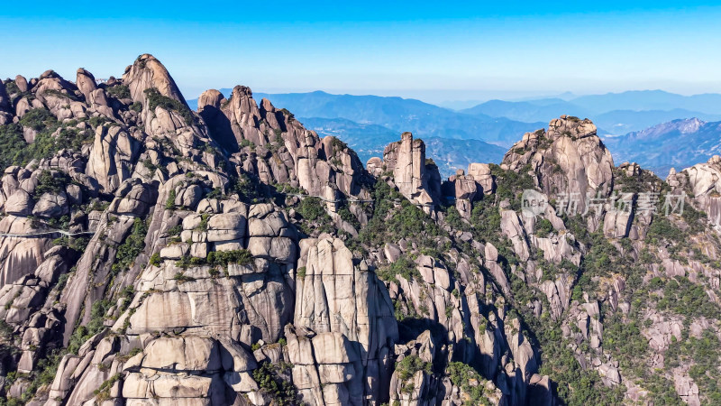 壮丽嶙峋的山峰自然风光