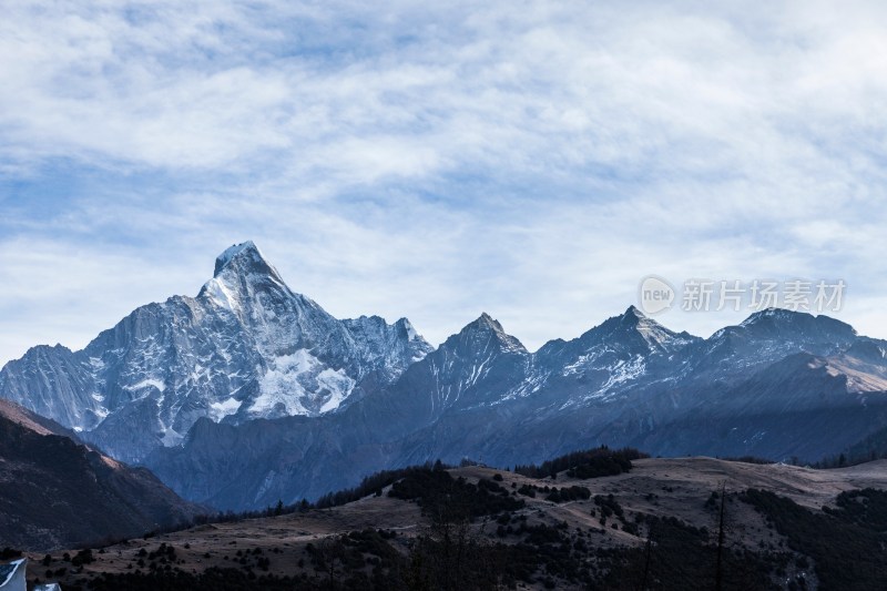 在巴郎山远眺四姑娘山