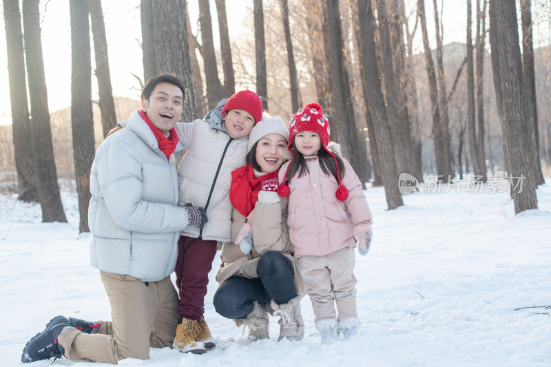 快乐家庭在雪地里玩耍