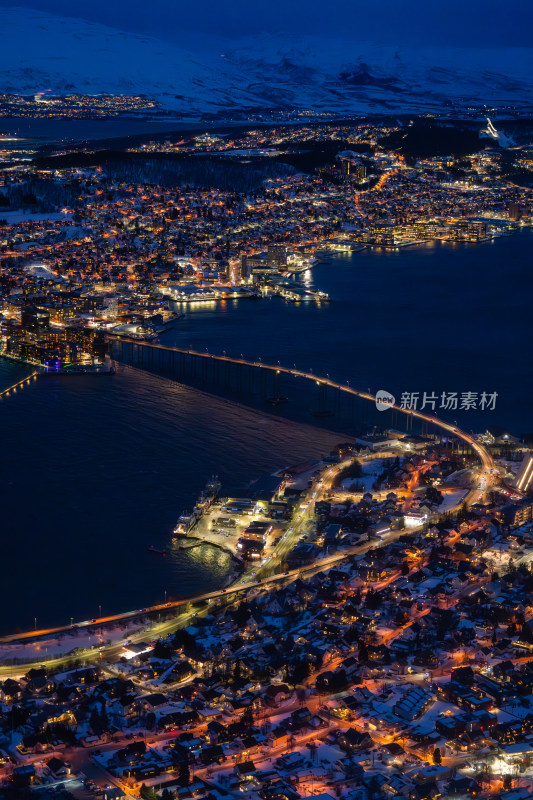 挪威特罗姆瑟雪夜城市街道鸟瞰景象