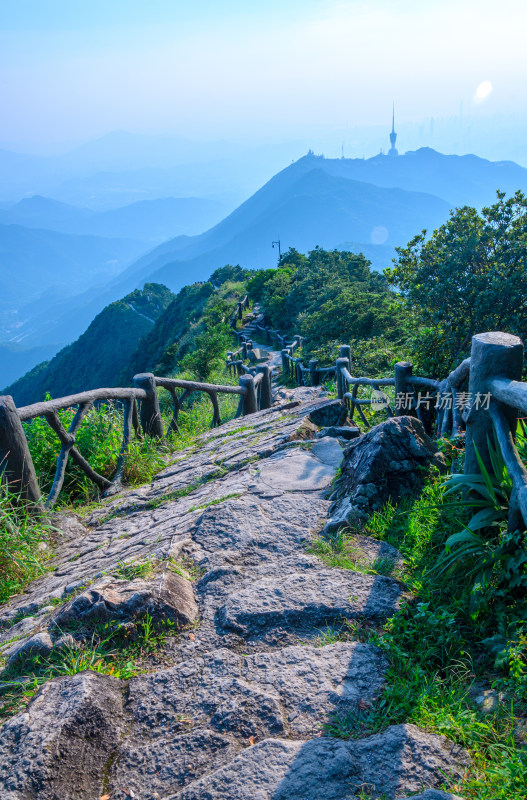 深圳梧桐山旅游景区登山栈道阶梯