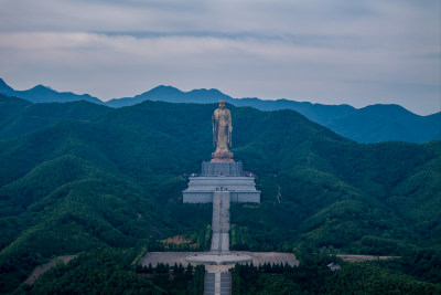 河南伏牛山山脉平顶山尧山层峦叠嶂的山峰