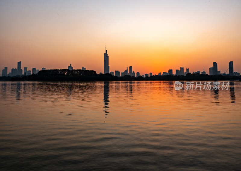 黄昏夕阳南京玄武湖