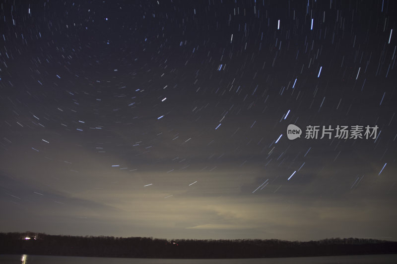 夜晚湖面上的星空星轨
