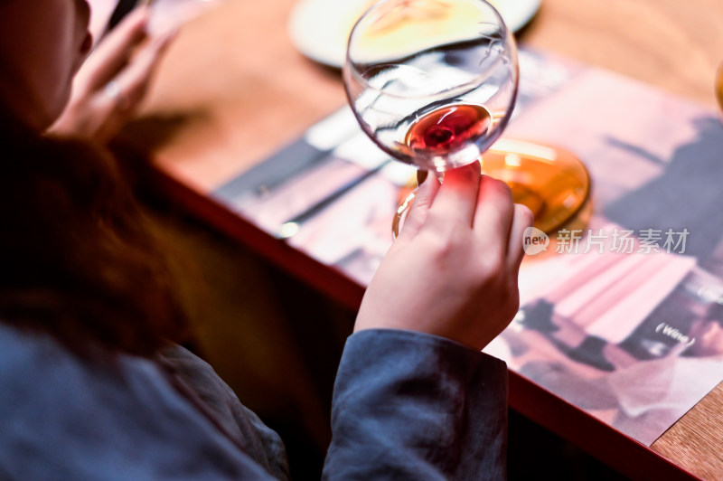 女性手持红酒杯特写