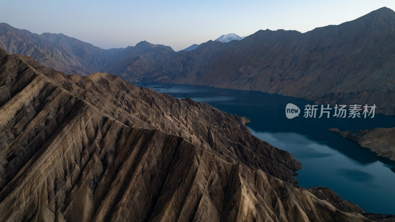 塔莎古道 壮丽山川间的湛蓝湖泊自然景观