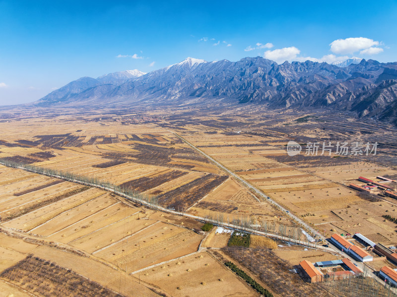 俯瞰河北蔚县乡道田园风光与小五台山雪山