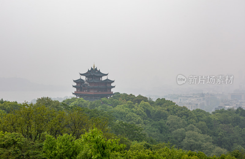 杭州吴山天风城隍阁雾色景观