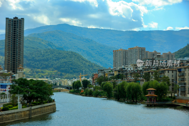 河畔城市风光与远山景色