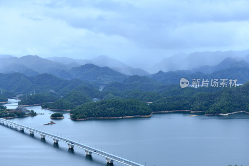 天屿山顶俯视千岛湖大桥，千岛湖自然风光