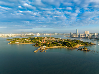 厦门鼓浪屿蓝天全景城市风景航拍