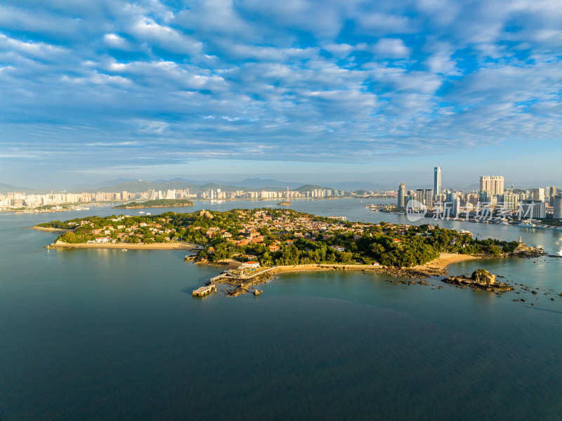 厦门鼓浪屿蓝天全景城市风景航拍