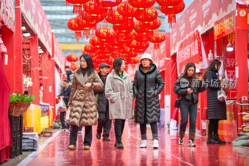 年货节活动 集市上选购商品