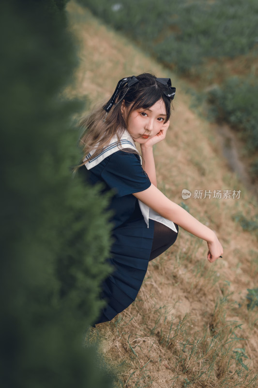 在户外穿着深蓝色JK制服的少女