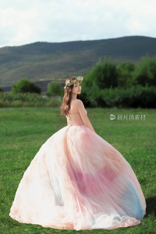 草地中穿纱裙戴花环的女子