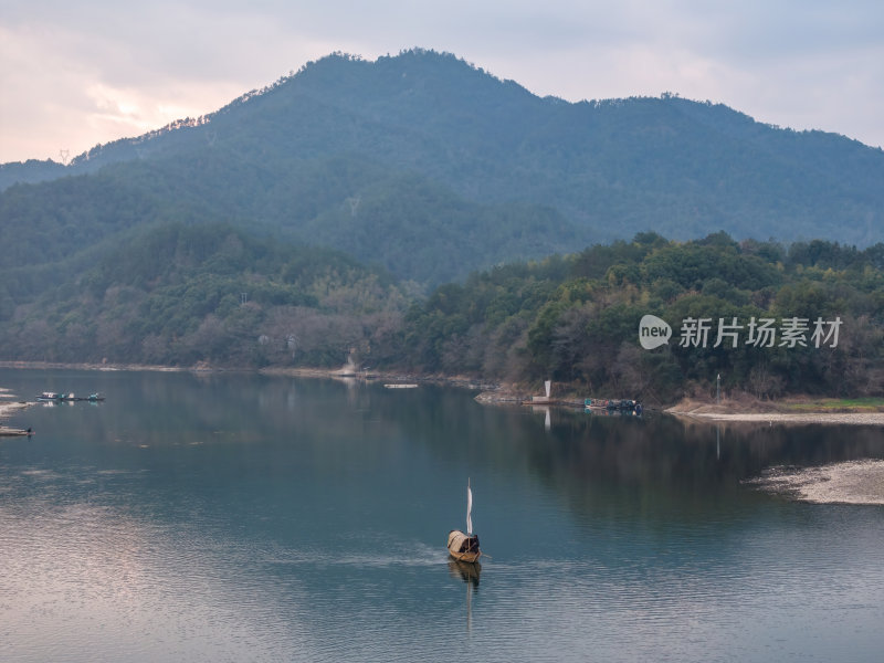 浙江丽水古堰画乡画廊孤帆丽影晨雾航拍