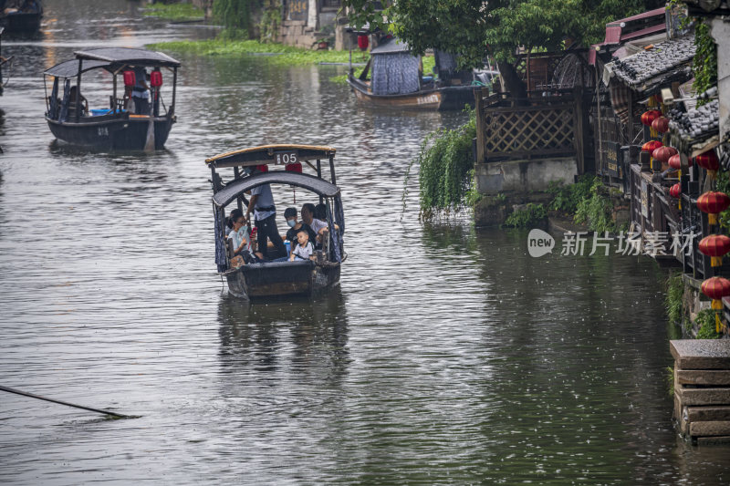 浙江嘉兴西塘古镇江南水乡乌篷船划船