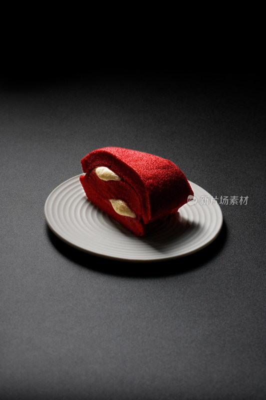 黑色桌面碟子中的红丝绒蛋糕