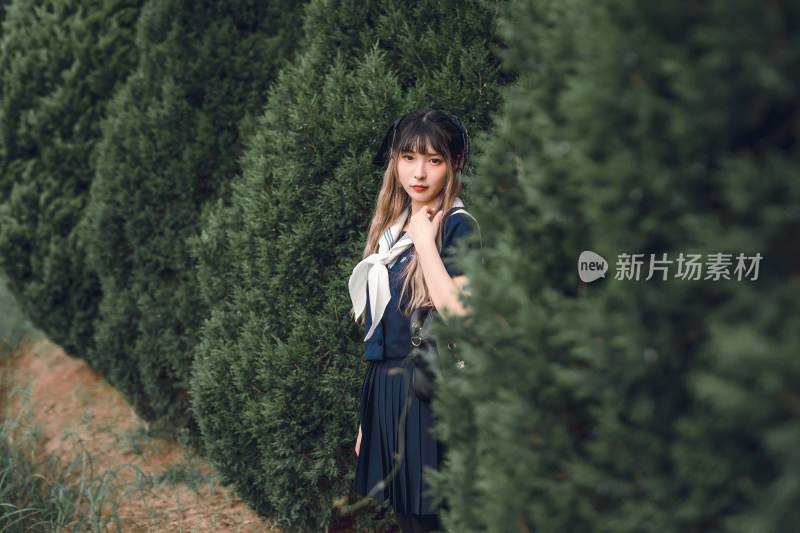 在户外穿着深蓝色JK制服的少女