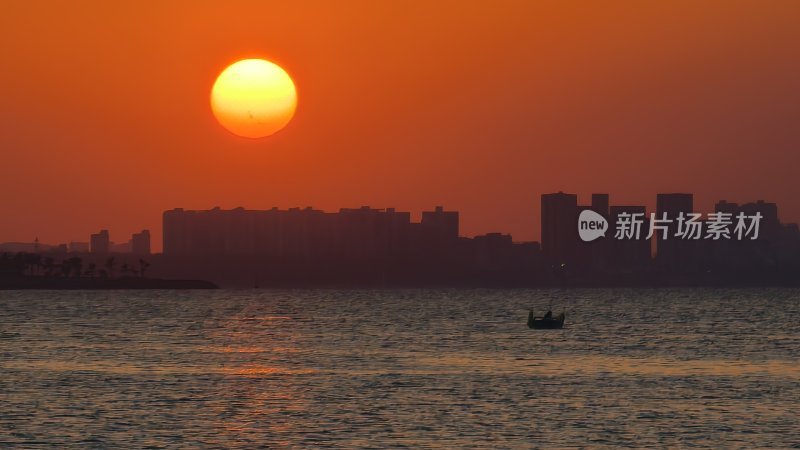 日落与城市天际线的交汇里小船缓缓划过