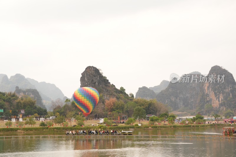 山水间的小火车与多彩热气球景象