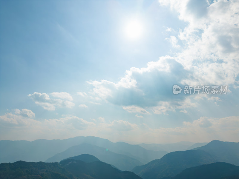 云层下的山峦