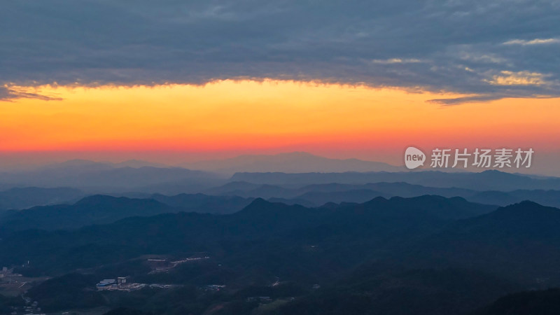 日落夕阳山川天空红彤彤航拍图