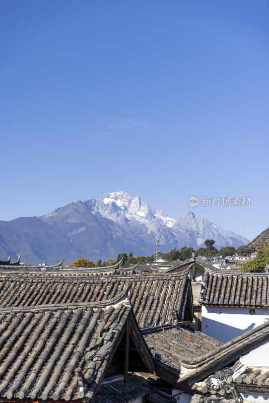 在丽江古城屋顶眺望远处的玉龙雪山