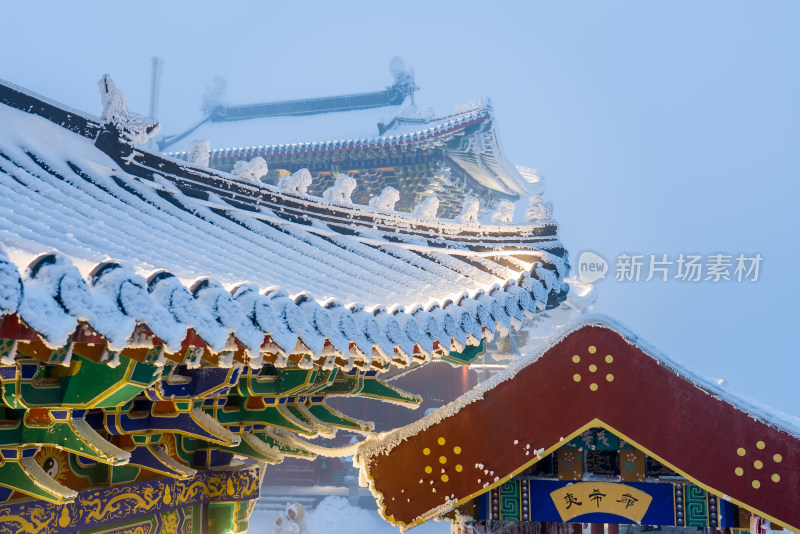 河南老君山景区冬季大雪古建筑房檐夜景