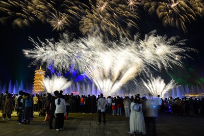 长沙铜官窑人群观赏烟花与塔楼夜景