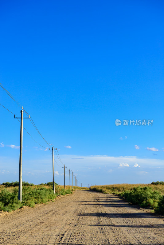 荒原上的沙石道路