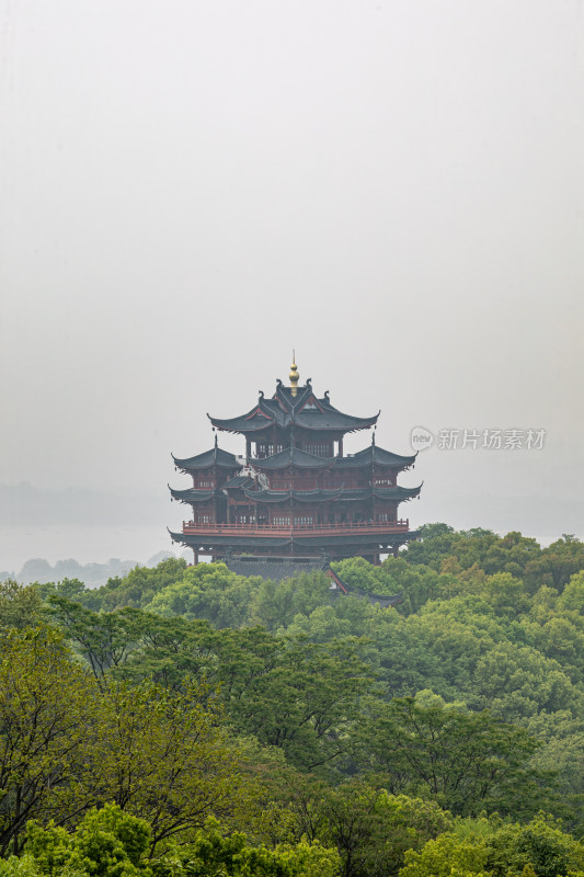 杭州吴山天风城隍阁雾色景观