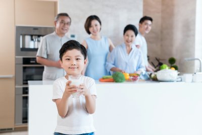 快乐的一家人在厨房