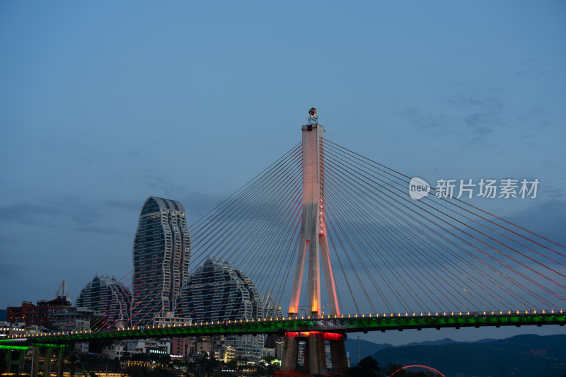 西双版纳现代化斜拉桥与特色建筑夜景