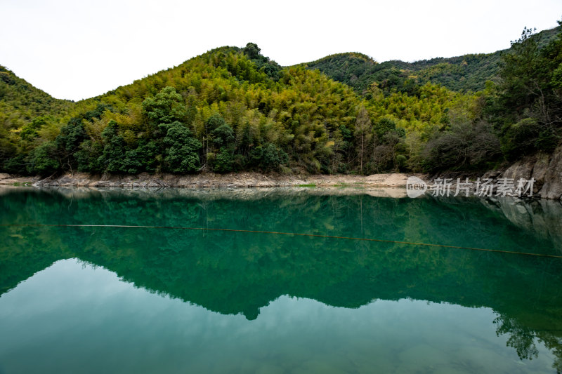 青山绿树倒影景观