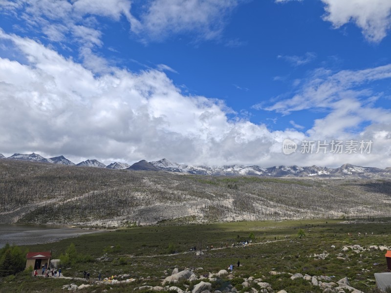 多云天气下的山川草地自然风景