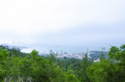 惠州山顶观景台俯瞰双月湾滨海城镇全景风光