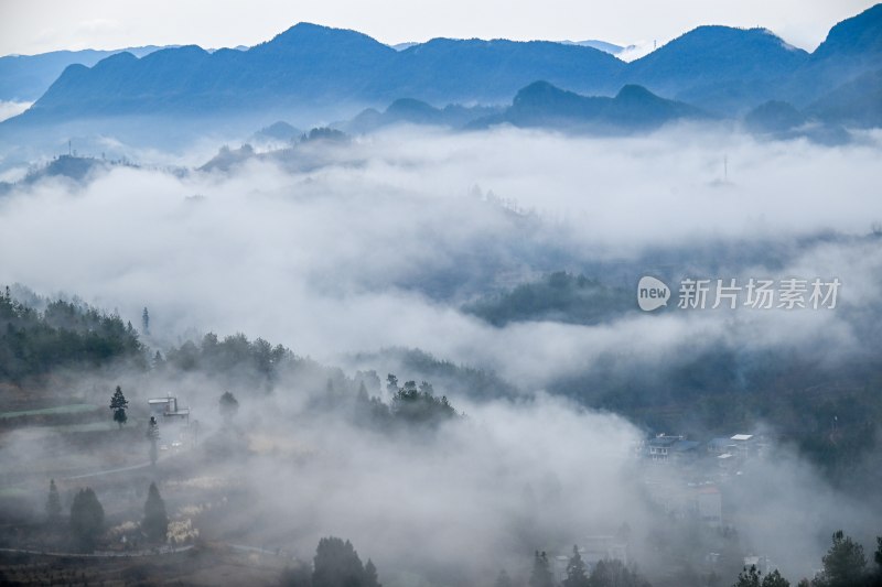 重庆酉阳：雾气中的山村田园