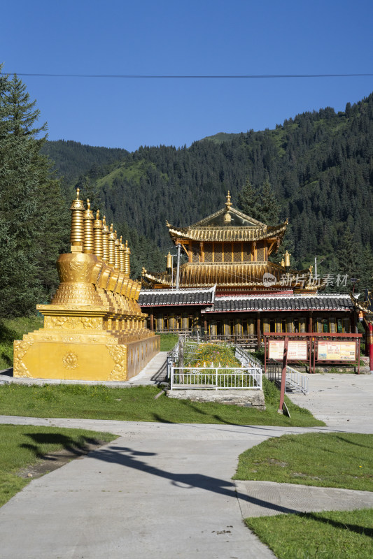 松潘县牟尼沟牟尼后寺的金色藏经塔