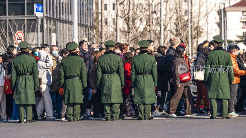 身着军大衣的武警与群众街头场景