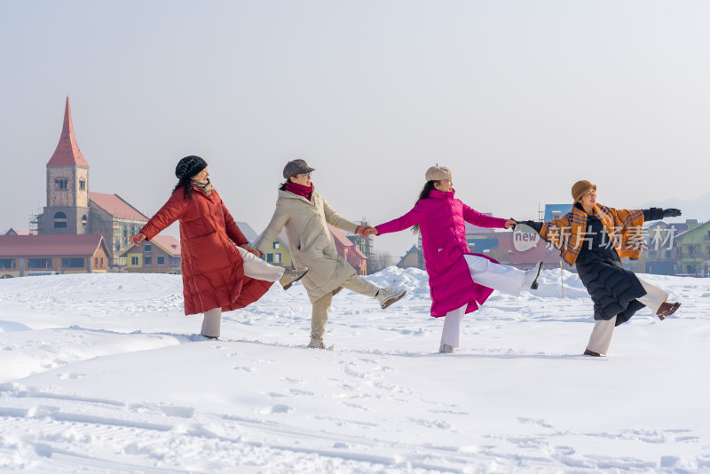 冬天美女雪地休闲玩耍拍照留影