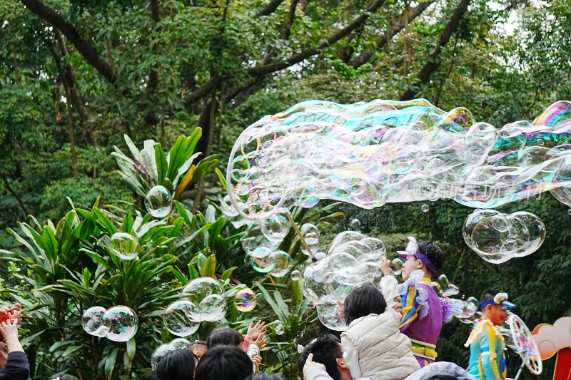 户外人群互动吹泡泡场景