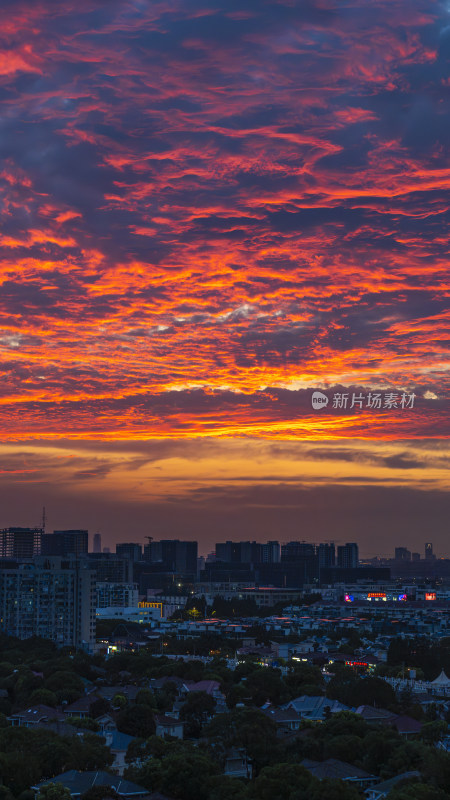 城市上空绚丽晚霞景观