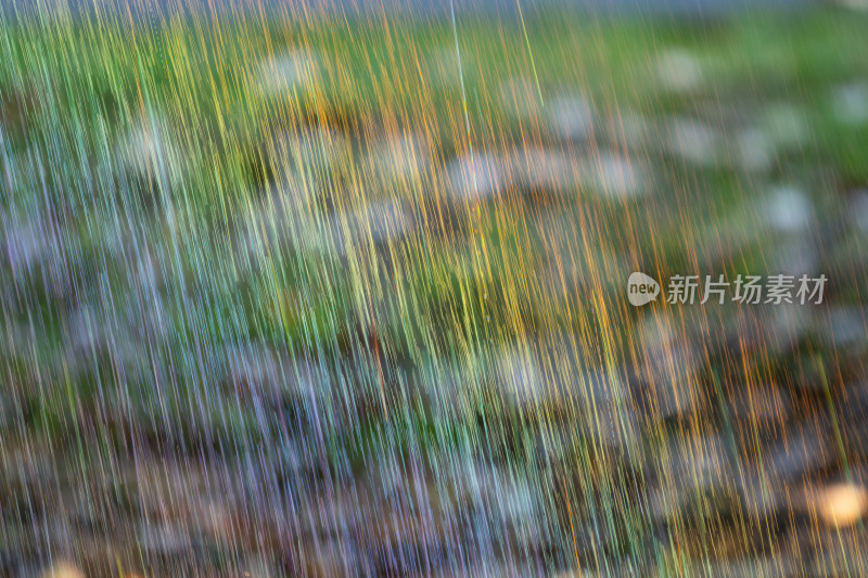 户外雨景特写，雨水线条的模糊动感画面