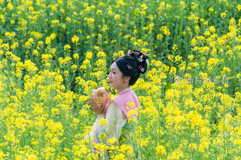 福州花海公园市民在油菜花田里拍照