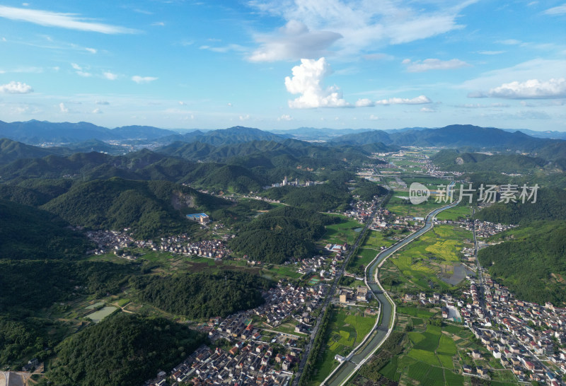 航拍蓝天白云下的青山乡村全景风光